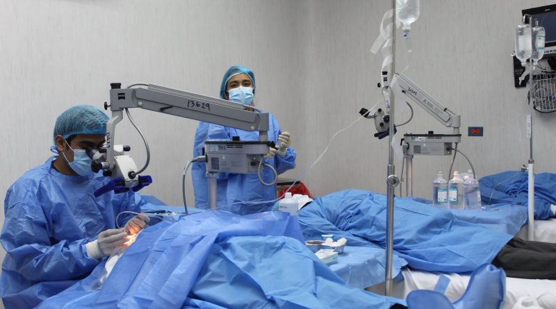 Adultos mayores recuperan la visión gracias a cirugías de catarata gratuitas